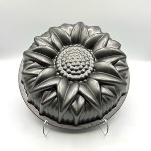 Nordic Ware Sunflower Cake Pan. 10 Cups